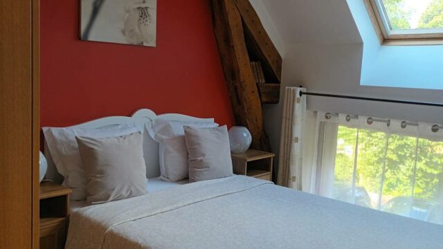 Chambre dans un gîte historique forêt de Méridon