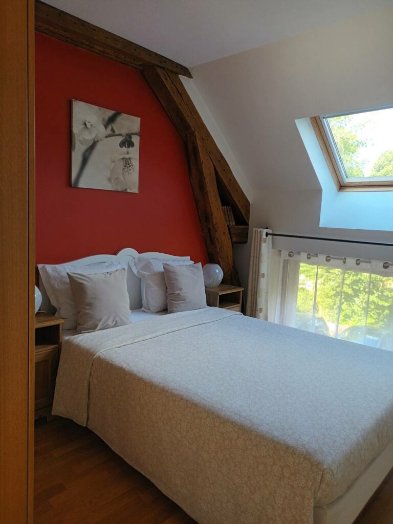 Chambre dans un gîte historique forêt de Méridon