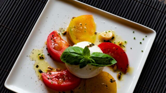 Tomate mozzarella façon Kitchen Vallée 78/91 réception service à l'assiette