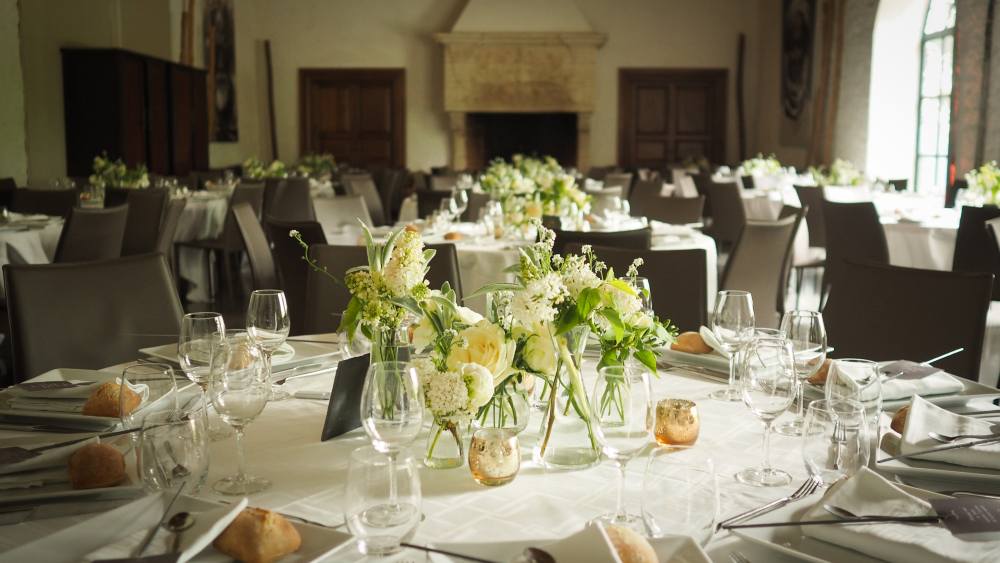 Salon de réception avec cheminée