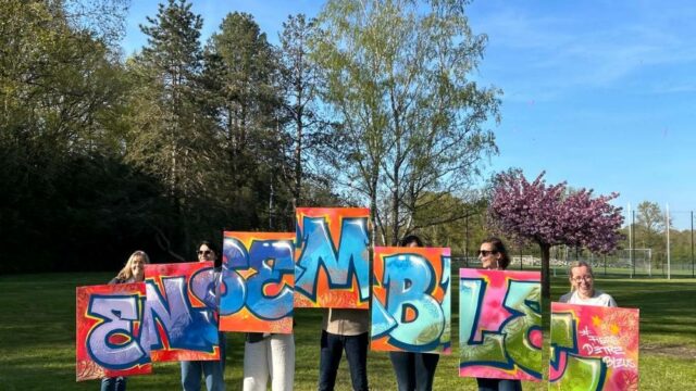 Graffitis en équipe création d'oeuvre d'art Taos Event