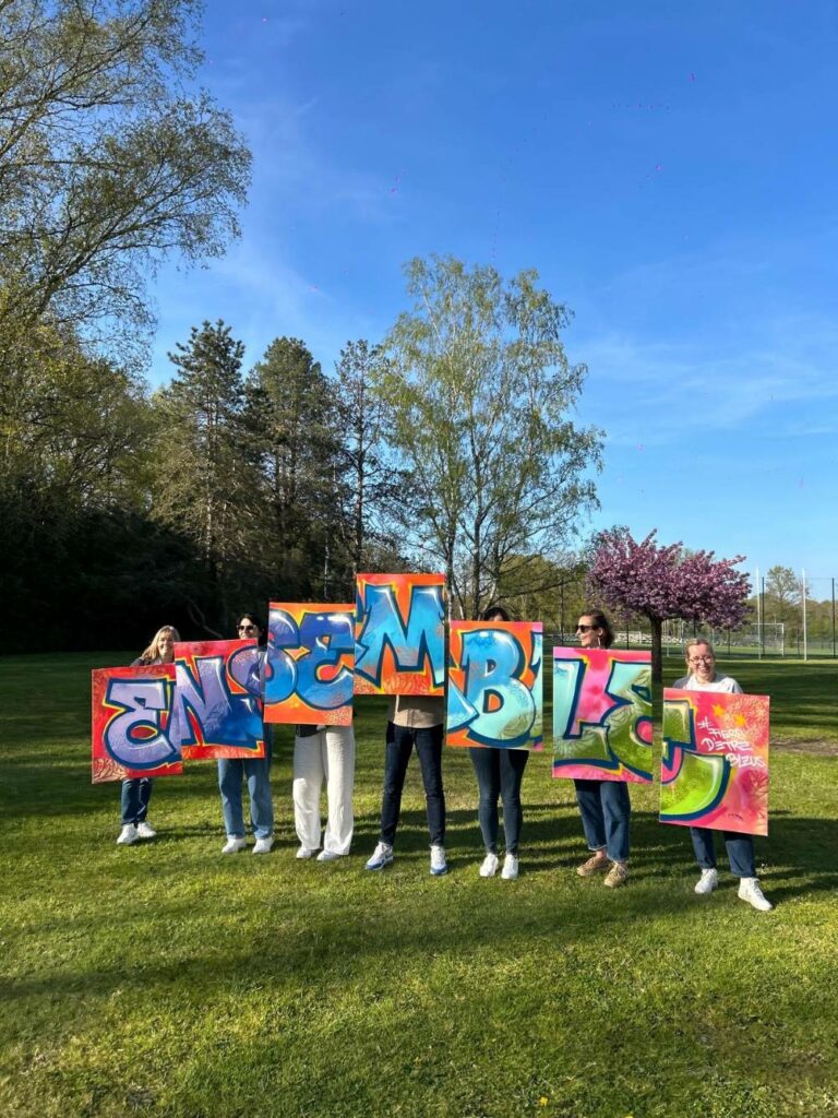Graffitis en équipe création d'oeuvre d'art Taos Event