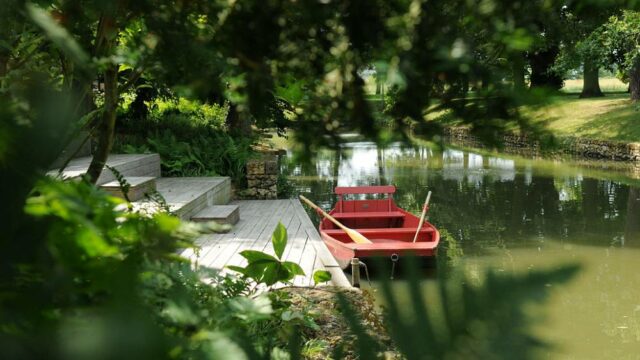 barque sur les douves du Domaine de Quincampoix