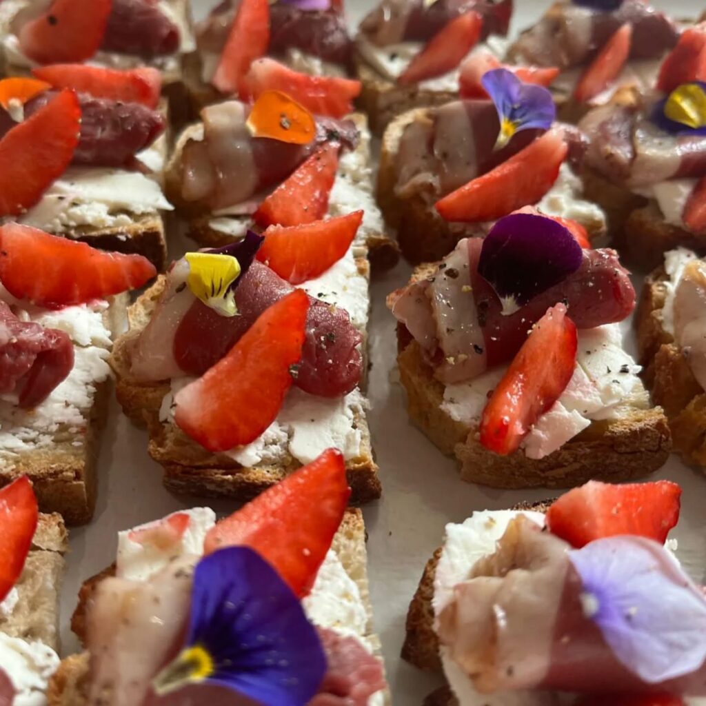 Canapé magret de canard fraise et pensée Alma Traiteur