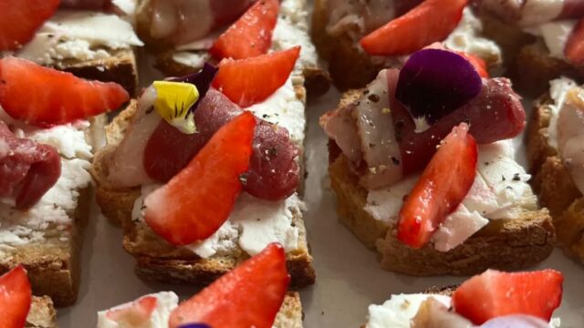 Canapé magret de canard fraise et pensée Alma Traiteur