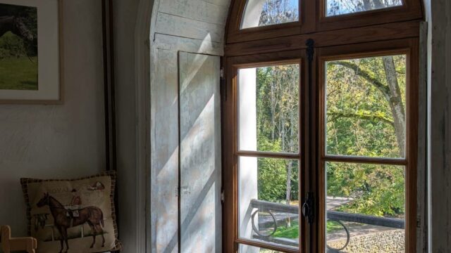 Chambre dans une tour médiévale ronde Domaine de la Geneste