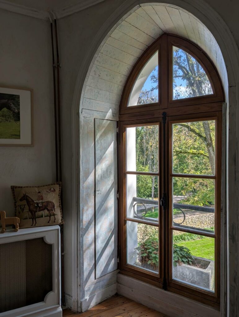 Chambre dans une tour médiévale ronde Domaine de la Geneste