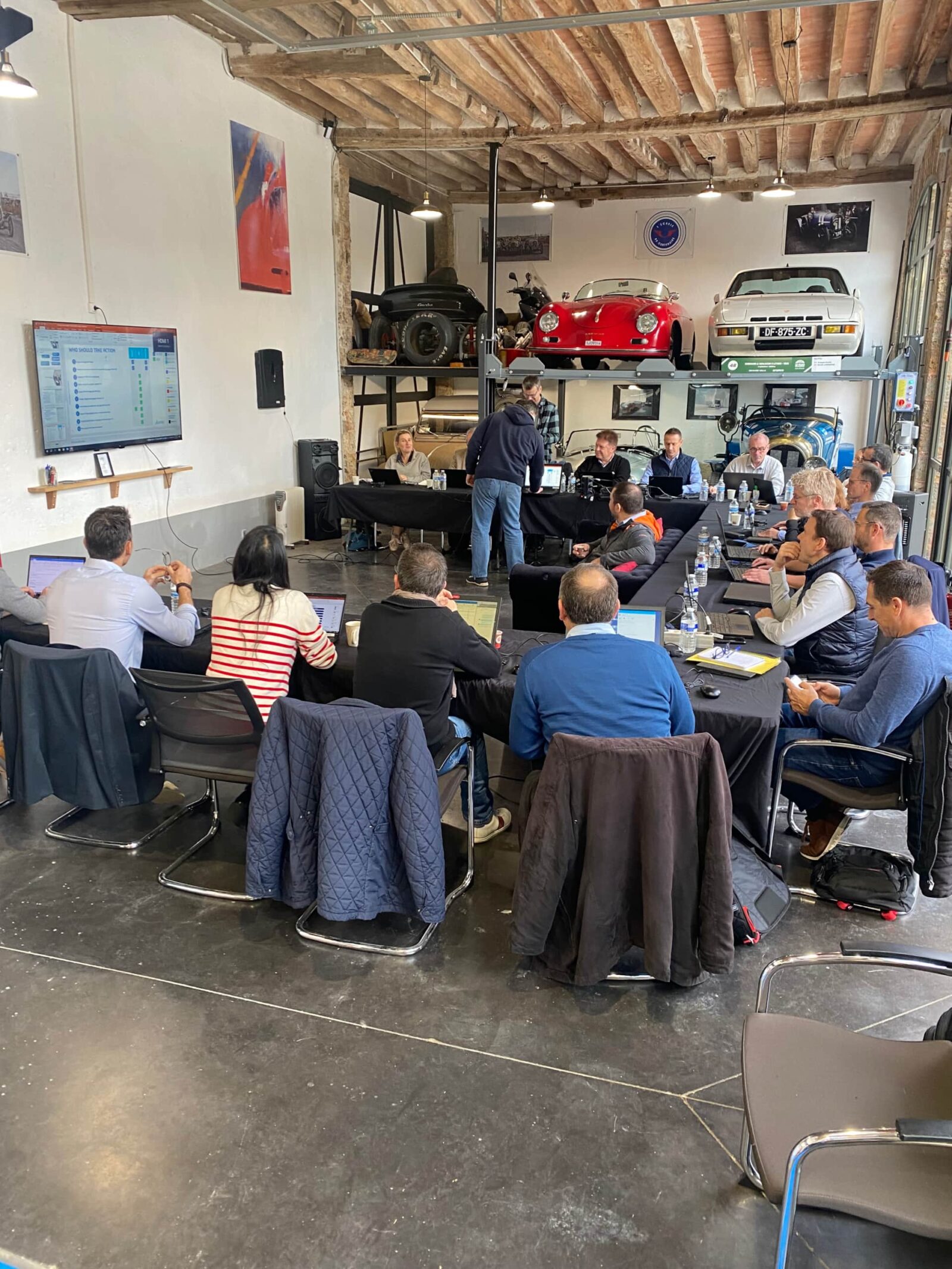 atelier de voitures anciennes pour réunion d'équipes