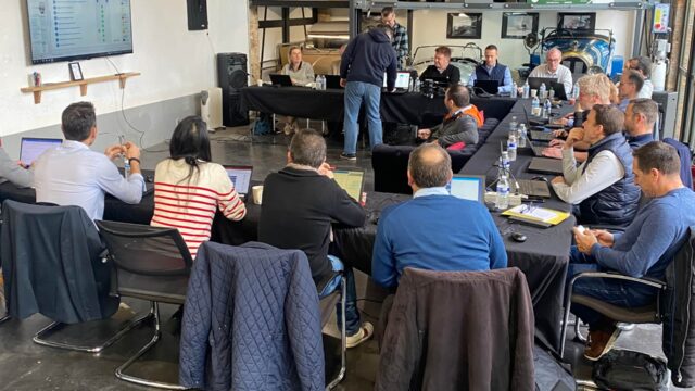 atelier de voitures anciennes pour réunion d'équipes