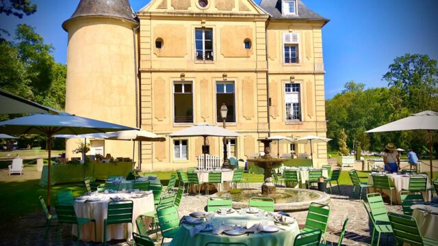 façade et place du village Château de Vaugrigneuse