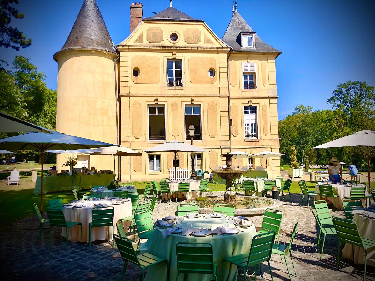 façade et place du village Château de Vaugrigneuse