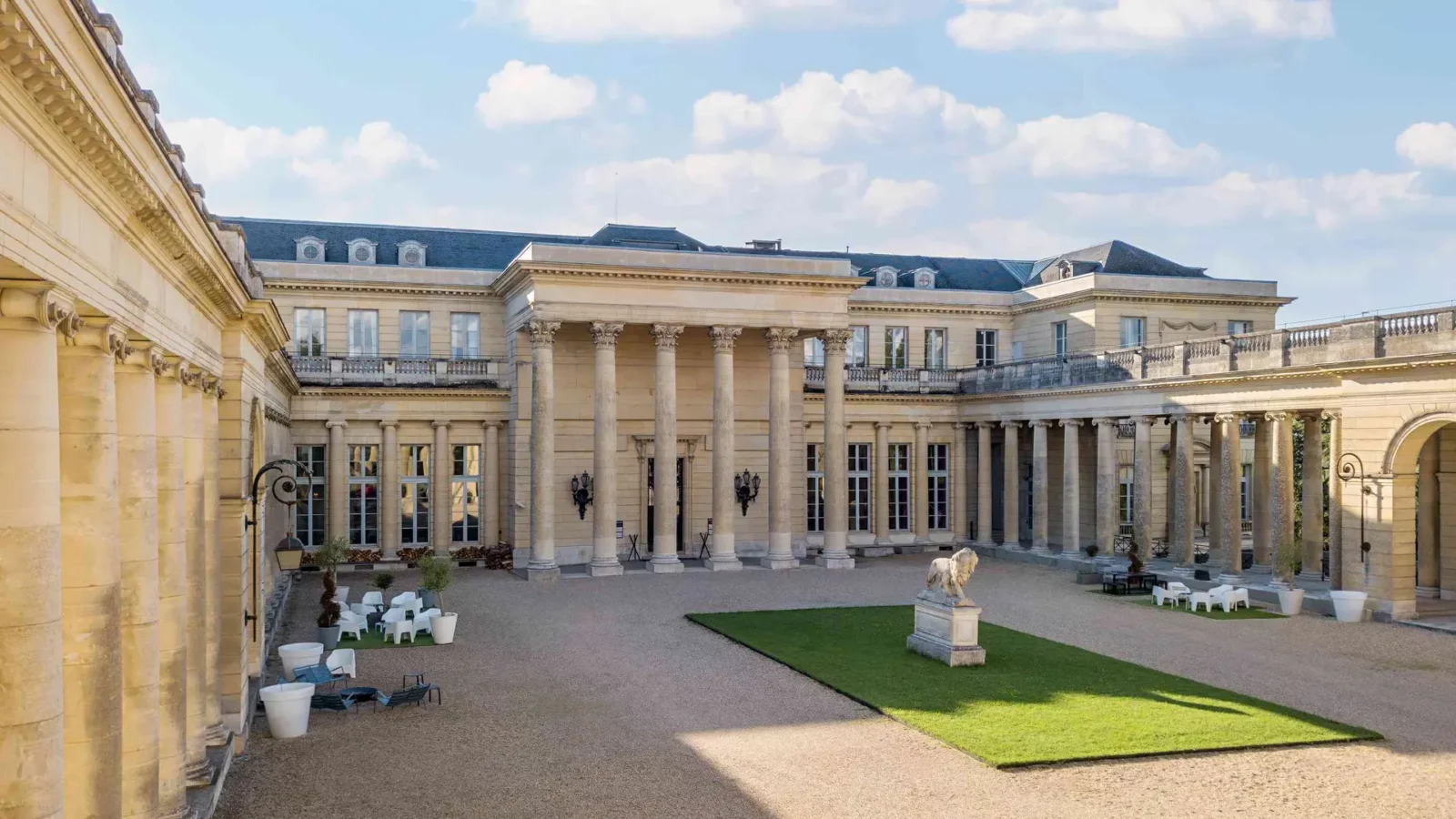 Cour d'entrée château de Rochefort