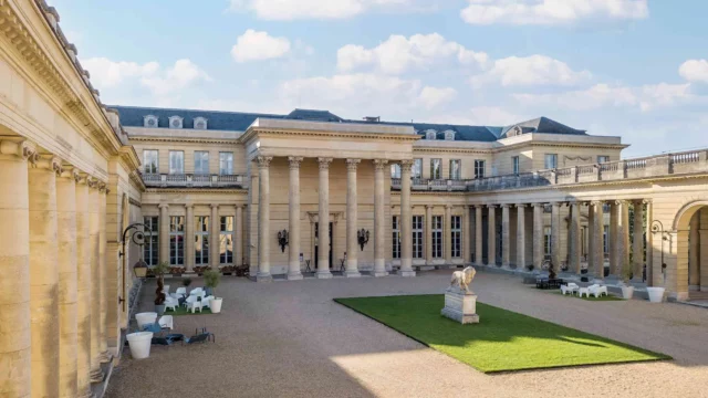 Cour d'entrée château de Rochefort